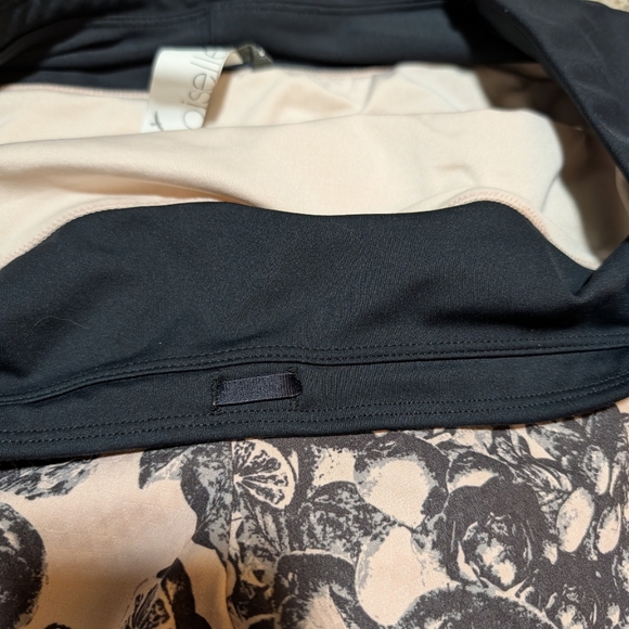 OISELLE RUNNING, INC ROGA 4' SHORT - Picture 5 of 8